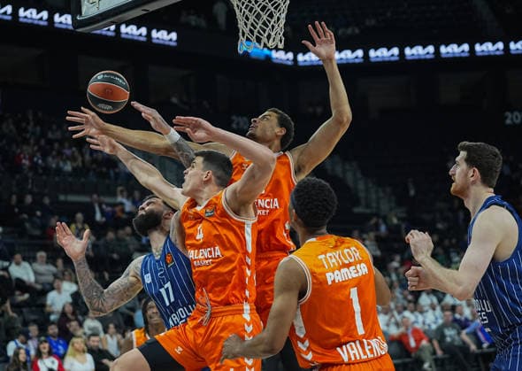 Anadolu Efes v Valencia Basket - EuroLeauge ISTANBUL, TURKIYE - FEBRUARY 3: Vincent Poirier (17) of Anadolu Efes in action against Jaime Pradilla (4) of Valencia Basket during EuroLeauge week 26 basketball match between Anadolu Efes and Valencia Basket at Basketball Development Center in Istanbul, Turkiye on February 3, 2026. Esra Bilgin Anadolu Istanbul Turkey. Editorial use only. Please get in touch for any other usage.  Copyright: x2026xAnadoluxEsraxBilginx