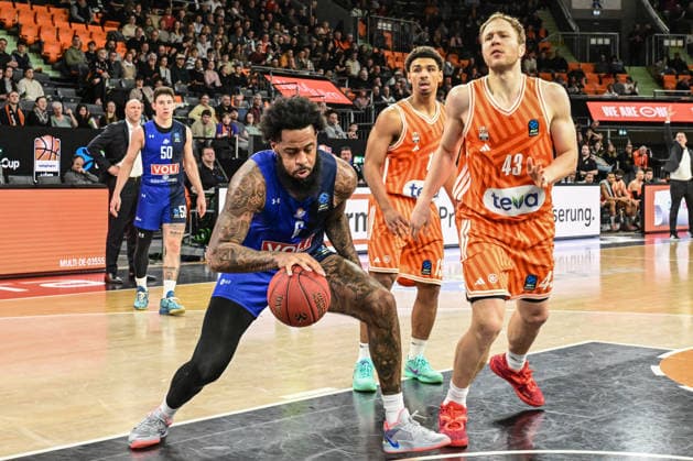 BKT Euro Cup Ratiopharm Ulm v Buducnost VOLI Podgorica, Ratiopharm Arena Ulm 03 02 2026 James Thompson Buducnost VOLI Podgorica, 6 past Christian Sengfelder ratiopharm Ulm, 43 Ulm 03 02 2026 17 Matchday BKT EuroCup, Ratiopharm Ulm v Buducnost VOLI Podgorica, Ratiopharm Arena Ulm Copyright: xBEAUTIFULxSPORTS Märklx