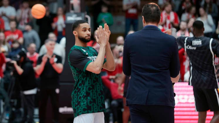 In the picture from left Cameron Hunt Joventut Badalona, 24 is honored by sports manager Kreso Loncar Wuerzburg Baskets 03 02 2026, Fitness First Wuerzburg Baskets vs Joventut Badalona, Basketball Champions League, Round of 16, Group K, Matchday 3, Germany, 97072, tectake Arena Wuerzburg, Copyright: HMBxMedia xJulienxBecker