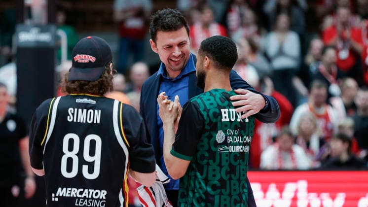 In the picture from left sports manager Kreso Loncar Wuerzburg Baskets honors Cameron Hunt Joventut Badalona, 24 03 02 2026, Fitness First Wuerzburg Baskets vs Joventut Badalona, Basketball Champions League, Round of 16, Group K, Matchday 3, Germany, 97072, tectake Arena Wuerzburg, Copyright: HMBxMedia xJulienxBecker