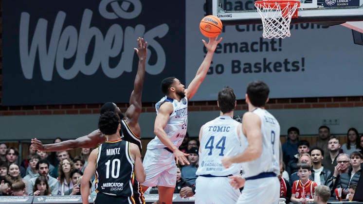 In the picture Cameron Hunt Joventut Badalona, 24 with the basket 03 02 2026, Fitness First Wuerzburg Baskets vs Joventut Badalona, Basketball Champions League, Round of 16, Group K, Matchday 3, Germany, 97072, tectake Arena Wuerzburg, Copyright: HMBxMedia xJulienxBecker