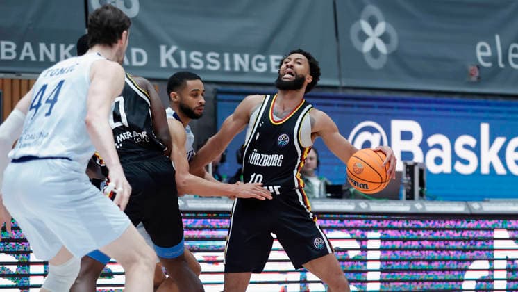 In the picture from left Cameron Hunt Joventut Badalona, 24 against Davion Mintz Wuerzburg Baskets, 10 03 02 2026, Fitness First Wuerzburg Baskets vs Joventut Badalona, Basketball Champions League, Round of 16, Group K, Matchday 3, Germany, 97072, tectake Arena Wuerzburg, Copyright: HMBxMedia xJulienxBecker
