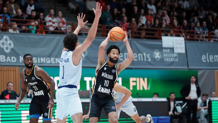 In the picture from left Yannick Kraag Joventut Badalona, 1 against Davion Mintz Wuerzburg Baskets, 10 03 02 2026, Fitness First Wuerzburg Baskets vs Joventut Badalona, Basketball Champions League, Round of 16, Group K, Matchday 3, Germany, 97072, tectake Arena Wuerzburg, Copyright: HMBxMedia xJulienxBecker
