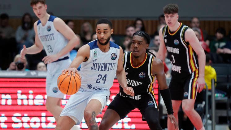 In the picture from left Cameron Hunt Joventut Badalona, 24 against Marcus Carr Wuerzburg Baskets, 5 03 02 2026, Fitness First Wuerzburg Baskets vs Joventut Badalona, Basketball Champions League, Round of 16, Group K, Matchday 3, Germany, 97072, tectake Arena Wuerzburg, Copyright: HMBxMedia xJulienxBecker