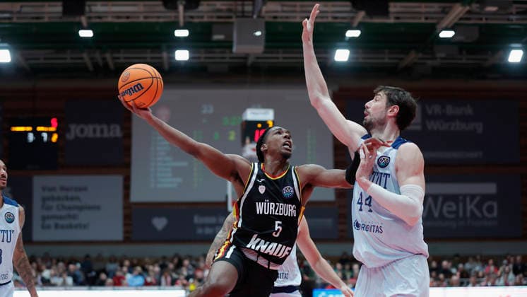 In the picture from left Marcus Carr Wuerzburg Baskets, 5 against Ante Tomic Joventut Badalona, 44 03 02 2026, Fitness First Wuerzburg Baskets vs Joventut Badalona, Basketball Champions League, Round of 16, Group K, Matchday 3, Germany, 97072, tectake Arena Wuerzburg, Copyright: HMBxMedia xJulienxBecker
