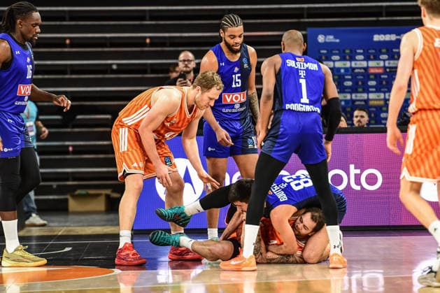 BKT Euro Cup Ratiopharm Ulm against Buducnost VOLI Podgorica, Ratiopharm Arena Ulm 03 02 2026 Rumble in front of the basket of Podgorica with Christopher Ledlum ratiopharm Ulm, 4 and Axel Bouteille Buducnost VOLI Podgorica, 83 at the bottom, Rasheed Sulaimon Buducnost VOLI Podgorica, 1 , Christian Sengfelder ratiopharm Ulm, 43 and Juwan Morgan Buducnost VOLI Podgorica, 15 Ulm 03 02 2026 17 Matchday BKT EuroCup, Ratiopharm Ulm against Buducnost VOLI Podgorica, Ratiopharm Arena Ulm Copyright: xBEAUTIFULxSPORTS Märklx