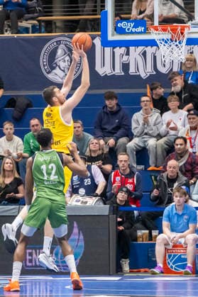 European North Basketball League, ENBL, 2025 2026 Syntainics MBC vs Hefte Helfen Bulls Kapfenberg Weissenfels, Germany 03 February 2026 In the picture from left Quinton Green Kapfenberg and Kresimir Nikic Weissenfels Weissenfels Stadthalle Weissenfels Sachsen Anhalt Germany