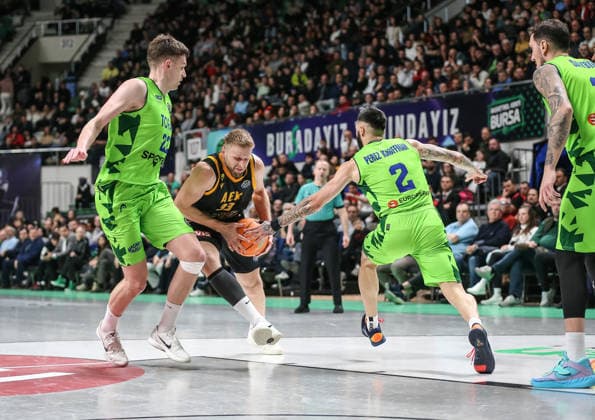 TOFAS v AEK - Basketball Champions League BURSA, TURKIYE - FEBRUARY 3: Blazevic (L) and Perez (2) of TOFAS in action against Vasilis (33) of AEK during Basketball Champions League Round of 16 Group J third match between TOFAS and AEK at TOFAS Sports Hall in Bursa, Turkiye on February 3, 2026. Fatih Capkin Anadolu Bursa Turkey. Editorial use only. Please get in touch for any other usage.  Copyright: x2026xAnadoluxFatihxCapkinx