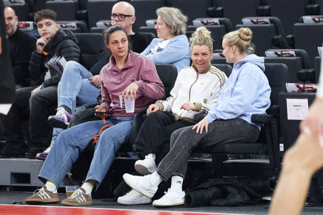 Maria Luisa Grohs FC Bayern Muenchen, 01 with Linda Dallmann FC Bayern Muenchen, 10 and Anna Klink FC Bayern Muenchen, 38 on the sidelines, GER, FC Bayern Basketball vs Paris Basketball, Basketball, Euroleague, Matchday 26, Season 2025 2026, 03 02 2026, GER, FC Bayern Basketball vs Paris Basketball, Basketball, Euroleague, Matchday 26, Season 2025 2026, 03 02 2026 Muenchen Copyright: xEibner-Pressefoto JennixMaulx EP_JML