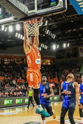 BKT Euro Cup Ratiopharm Ulm against Buducnost VOLI Podgorica, Ratiopharm Arena Ulm 03 02 2026 Christopher Ledlum ratiopharm Ulm, 4 after the dunk Ulm 03 02 2026 17 Matchday BKT EuroCup, Ratiopharm Ulm against Buducnost VOLI Podgorica, Ratiopharm Arena Ulm Copyright: xBEAUTIFULxSPORTS Märklx