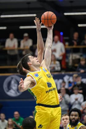 Tip off, Jure Planinic MBC, 44 , Daniel Grgic Kapfenberg, 18 , Syntainics MBC vs Hefte Helfen Bulls Kapfenberg, European North Basketball League 2025 26, Germany, Austria, 03 02 2026 Foto Schulz Weissenfels Stadthalle Sachsen Anhalt Germany