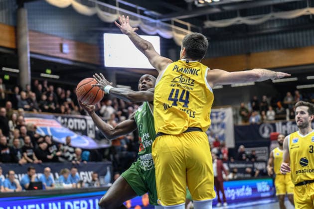 Andrew Jones Kapfenberg, 1 , Jure Planinic MBC, 44 , Syntainics MBC vs Hefte Helfen Bulls Kapfenberg, European North Basketball League 2025 26, Germany, Austria, 03 02 2026 Foto Schulz Weissenfels Stadthalle Sachsen Anhalt Germany