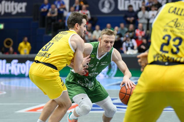 Spencer Reaves MBC, 31 , Vitaliy Zotov Kapfenberg, 45 , Syntainics MBC vs Hefte Helfen Bulls Kapfenberg, European North Basketball League 2025 26, Germany, Austria, 03 02 2026 Foto Schulz Weissenfels Stadthalle Sachsen Anhalt Germany