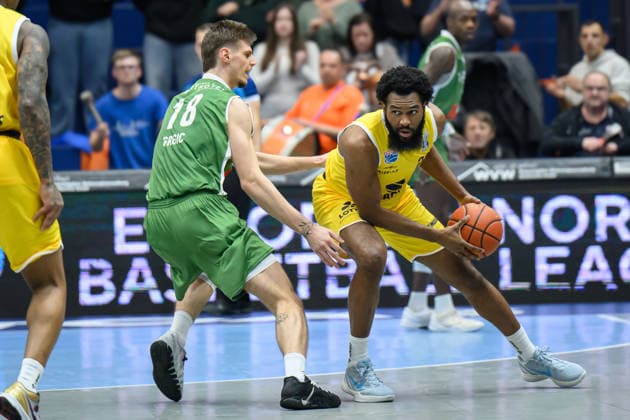 Daniel Grgic Kapfenberg, 18 , RJ Gunn MBC, 21 , Syntainics MBC vs Hefte Helfen Bulls Kapfenberg, European North Basketball League 2025 26, Germany, Austria, 03 02 2026 Foto Schulz Weissenfels Stadthalle Sachsen Anhalt Germany