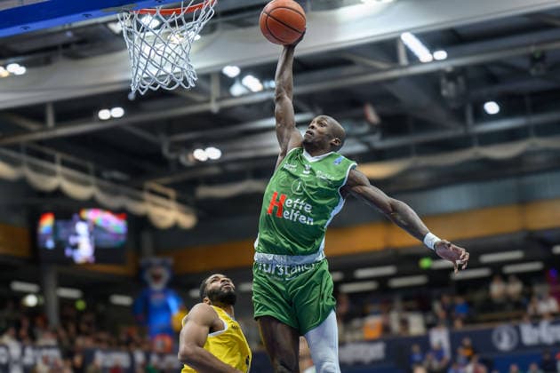 Andrew Harrison MBC, 2 , Andrew Jones Kapfenberg, 1 , Syntainics MBC vs Hefte Helfen Bulls Kapfenberg, European North Basketball League 2025 26, Germany, Austria, 03 02 2026 Foto Schulz Weissenfels Stadthalle Sachsen Anhalt Germany