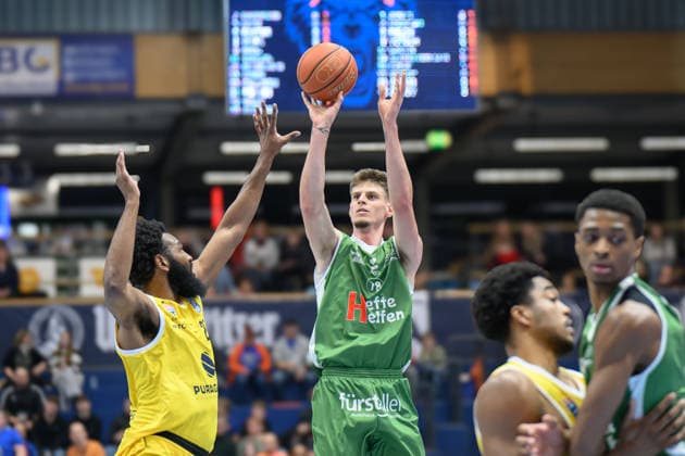 RJ Gunn MBC, 21 , Daniel Grgic Kapfenberg, 18 , Syntainics MBC vs Hefte Helfen Bulls Kapfenberg, European North Basketball League 2025 26, Germany, Austria, 03 02 2026 Foto Schulz Weissenfels Stadthalle Sachsen Anhalt Germany