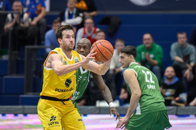 Spencer Reaves MBC, 31 , Andrew Jones Kapfenberg, 1 , Nemanja Krstic Kapfenberg, 22 , Syntainics MBC vs Hefte Helfen Bulls Kapfenberg, European North Basketball League 2025 26, Germany, Austria, 03 02 2026 Foto Schulz Weissenfels Stadthalle Sachsen Anhalt Germany