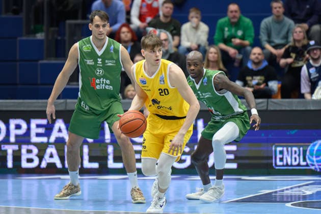 Nemanja Krstic Kapfenberg, 22 , Perttu Blomgren MBC, 20 , Andrew Jones Kapfenberg, 1 , Syntainics MBC vs Hefte Helfen Bulls Kapfenberg, European North Basketball League 2025 26, Germany, Austria, 03 02 2026 Foto Schulz Weissenfels Stadthalle Sachsen Anhalt Germany