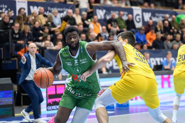 Ryan Lobreau Kapfenberg, 4 , Jure Planinic MBC, 44 , Syntainics MBC vs Hefte Helfen Bulls Kapfenberg, European North Basketball League 2025 26, Germany, Austria, 03 02 2026 Foto Schulz Weissenfels Stadthalle Sachsen Anhalt Germany