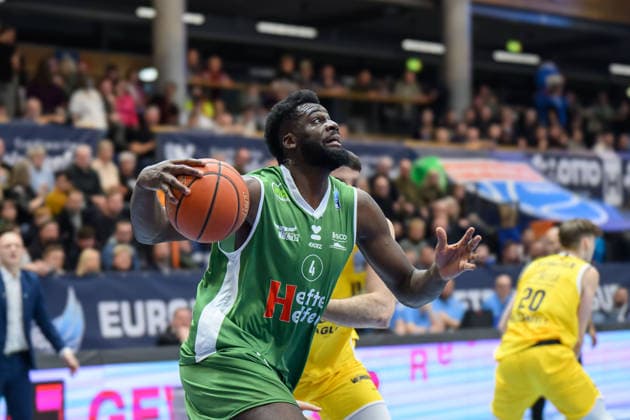 Ryan Lobreau Kapfenberg, 4 , Jure Planinic MBC, 44 , Syntainics MBC vs Hefte Helfen Bulls Kapfenberg, European North Basketball League 2025 26, Germany, Austria, 03 02 2026 Foto Schulz Weissenfels Stadthalle Sachsen Anhalt Germany