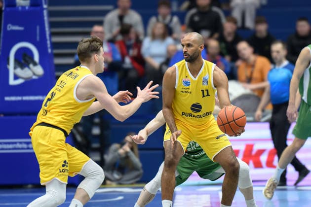 Perttu Blomgren MBC, 20 , Akeem Vargas MBC, 11 , Syntainics MBC vs Hefte Helfen Bulls Kapfenberg, European North Basketball League 2025 26, Germany, Austria, 03 02 2026 Foto Schulz Weissenfels Stadthalle Sachsen Anhalt Germany
