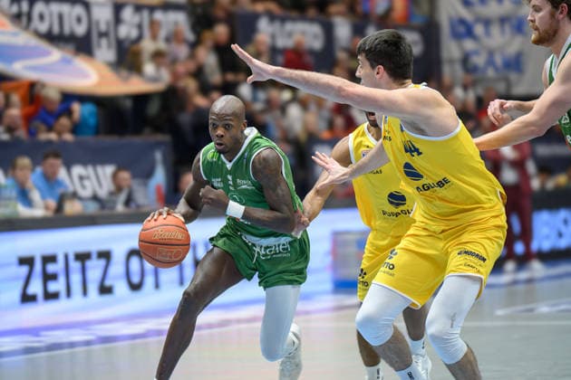 Andrew Jones Kapfenberg, 1 , Jure Planinic MBC, 44 , Syntainics MBC vs Hefte Helfen Bulls Kapfenberg, European North Basketball League 2025 26, Germany, Austria, 03 02 2026 Foto Schulz Weissenfels Stadthalle Sachsen Anhalt Germany