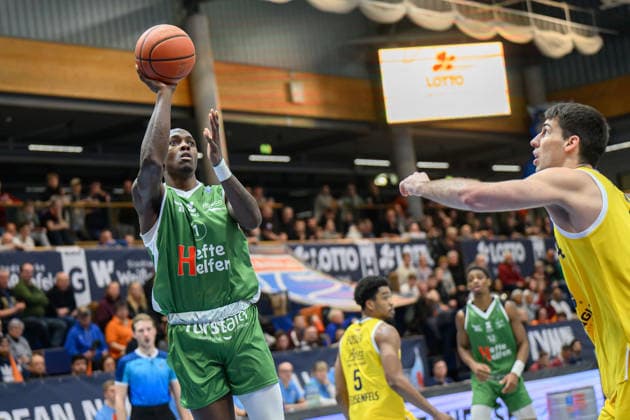 Andrew Jones Kapfenberg, 1 , Jure Planinic MBC, 44 , Syntainics MBC vs Hefte Helfen Bulls Kapfenberg, European North Basketball League 2025 26, Germany, Austria, 03 02 2026 Foto Schulz Weissenfels Stadthalle Sachsen Anhalt Germany