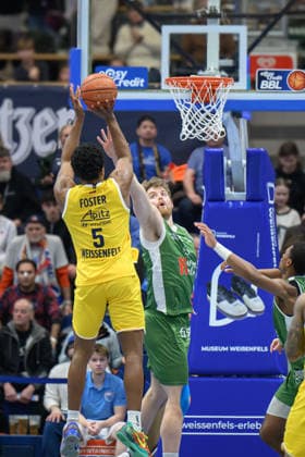 Marcus Foster MBC, 5 , Alex Gross Kapfenberg, 23 , Syntainics MBC vs Hefte Helfen Bulls Kapfenberg, European North Basketball League 2025 26, Germany, Austria, 03 02 2026 Foto Schulz Weissenfels Stadthalle Sachsen Anhalt Germany
