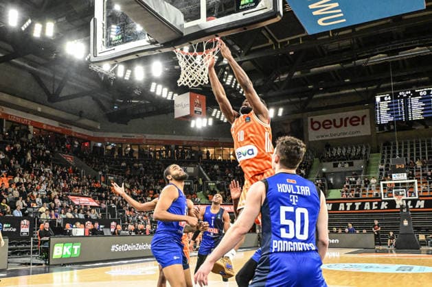 BKT Euro Cup Ratiopharm Ulm against Buducnost VOLI Podgorica, Ratiopharm Arena Ulm 03 02 2026 Malik Osborne ratiopharm Ulm, 10 makes the basket Ulm 03 02 2026 17 Matchday BKT EuroCup, Ratiopharm Ulm against Buducnost VOLI Podgorica, Ratiopharm Arena Ulm Copyright: xBEAUTIFULxSPORTS Märklx