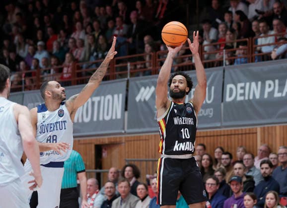 In the picture from left Adam Hanga Joventut Badalona, 88 against Davion Mintz Wuerzburg Baskets, 10 03 02 2026, Fitness First Wuerzburg Baskets vs Joventut Badalona, Basketball Champions League, Round of 16, Group K, Matchday 3, Germany, 97072, tectake Arena Wuerzburg, Copyright: HMBxMedia xJulienxBecker
