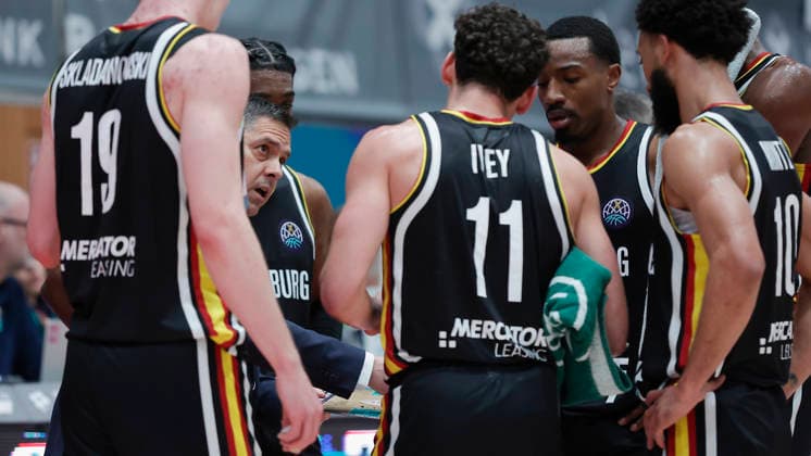 In the picture Head Coach Sasa Filipovski Wuerzburg Baskets with the timeout meeting 03 02 2026, Fitness First Wuerzburg Baskets vs Joventut Badalona, Basketball Champions League, Round of 16, Group K, Matchday 3, Germany, 97072, tectake Arena Wuerzburg, Copyright: HMBxMedia xJulienxBecker