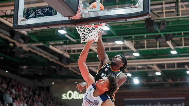 In the picture from left Yannick Kraag Joventut Badalona, 1 against the dunking of Charles Thompson Wuerzburg Baskets, 32 03 02 2026, Fitness First Wuerzburg Baskets vs Joventut Badalona, Basketball Champions League, Round of 16, Group K, Matchday 3, Germany, 97072, tectake Arena Wuerzburg, Copyright: HMBxMedia xJulienxBecker