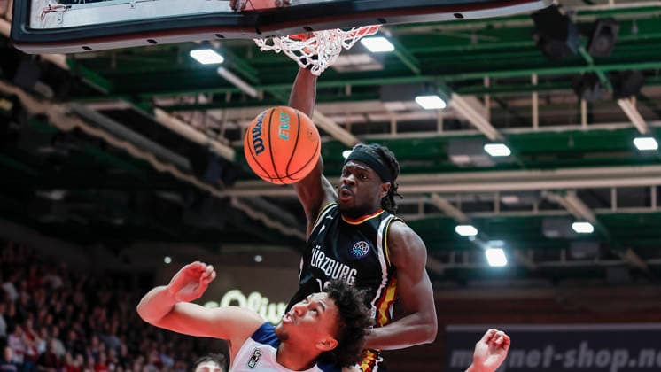 In the picture from left Yannick Kraag Joventut Badalona, 1 against the dunking of Charles Thompson Wuerzburg Baskets, 32 03 02 2026, Fitness First Wuerzburg Baskets vs Joventut Badalona, Basketball Champions League, Round of 16, Group K, Matchday 3, Germany, 97072, tectake Arena Wuerzburg, Copyright: HMBxMedia xJulienxBecker