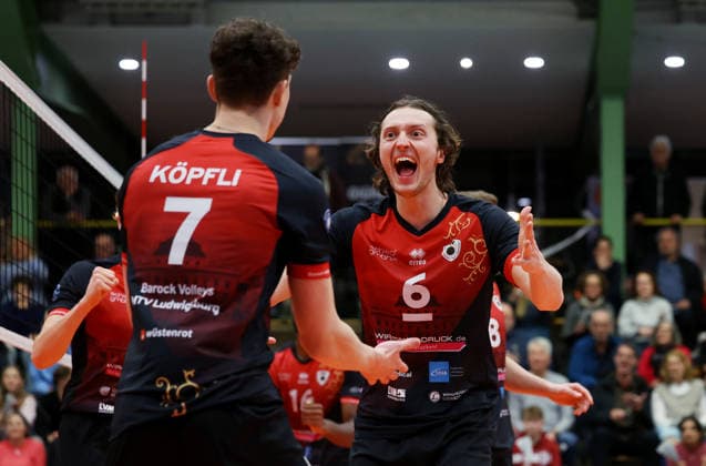 03 02 2026, Germany, Ludwigsburg, Volleyball Barock Volleys MTV Ludwigsburg vs Haching Munich, f l Tim Köpfli and Ben Simon Bonin LB cheering