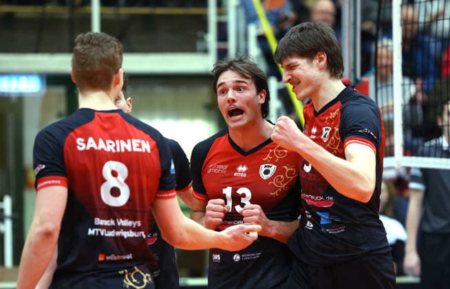 03 02 2026, Germany, Ludwigsburg, Volleyball Barock Volleys MTV Ludwigsburg vs Haching Munich, Ludwigsburg cheers, f l Tomi Saarinen, Adrian Mol, Jan Huber LB are happy