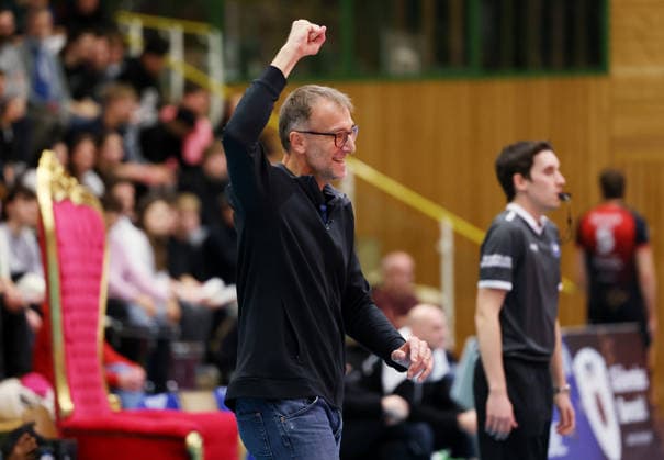 03 02 2026, Germany, Ludwigsburg, Volleyball Barock Volleys MTV Ludwigsburg vs Haching Munich, Co Coach Stan Pochop Haching cheers