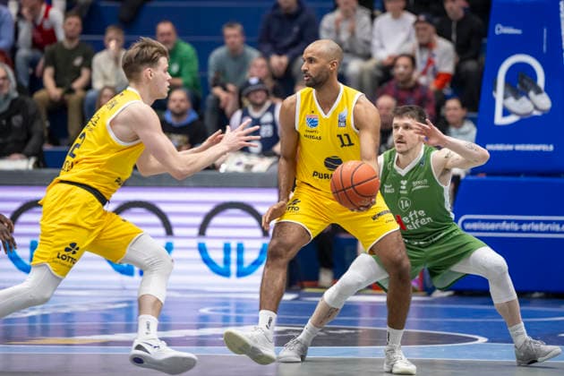 European North Basketball League, ENBL, 2025 2026 Syntainics MBC vs Hefte Helfen Bulls Kapfenberg Weissenfels, Germany 03 February 2026 In the picture from left Andrew Harrison Weissenfels , Akeem Vargas Weissenfels and Tobias Schrittwieser Kapfenberg Weissenfels Stadthalle Weissenfels Sachsen Anhalt Germany