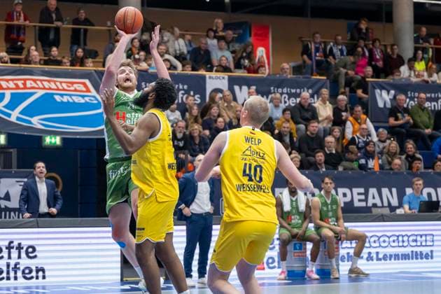 European North Basketball League, ENBL, 2025 2026 Syntainics MBC vs Hefte Helfen Bulls Kapfenberg Weissenfels, Germany 03 February 2026 Pictured from left Alex Gross Kapfenberg , RJ Gunn Weissenfels and Collin Welp Weissenfels Weissenfels Stadthalle Weissenfels Sachsen Anhalt Germany