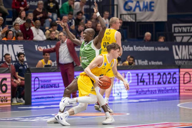 European North Basketball League, ENBL, 2025 2026 Syntainics MBC vs Hefte Helfen Bulls Kapfenberg Weissenfels, Germany 03 February 2026 In the picture from left in the duel Andrew Jones Kapfenberg and Perttu Blomgren Weissenfels Weissenfels Stadthalle Weissenfels Sachsen Anhalt Germany