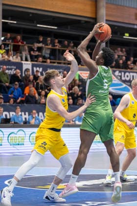 European North Basketball League, ENBL, 2025 2026 Syntainics MBC vs Hefte Helfen Bulls Kapfenberg Weissenfels, Germany 03 February 2026 In the picture from left in the duel Perttu Blomgren Weissenfels and Taye Fields Kapfenberg Weissenfels Stadthalle Weissenfels Sachsen Anhalt Germany