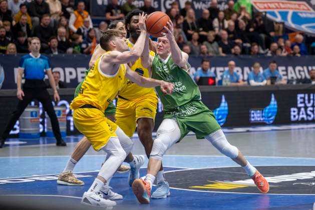 European North Basketball League, ENBL, 2025 2026 Syntainics MBC vs Hefte Helfen Bulls Kapfenberg Weissenfels, Germany 03 February 2026 In the picture from left in the duel Perttu Blomgren Weissenfels and Vitalii Zotov Kapfenberg Weissenfels Stadthalle Weissenfels Sachsen Anhalt Germany
