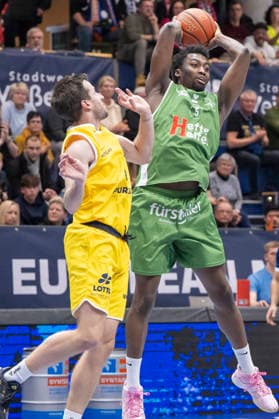 European North Basketball League, ENBL, 2025 2026 Syntainics MBC vs Hefte Helfen Bulls Kapfenberg Weissenfels, Germany 03 February 2026 In the picture from left in the duel Spencer Reaves Weissenfels and Taye Fields Kapfenberg Weissenfels Stadthalle Weissenfels Sachsen Anhalt Germany