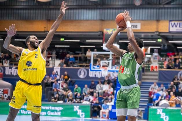 European North Basketball League, ENBL, 2025 2026 Syntainics MBC vs Hefte Helfen Bulls Kapfenberg Weissenfels, Germany 03 February 2026 In the picture from left Andrew Harrison Weissenfels and Quinton Green Kapfenberg Weissenfels Stadthalle Weissenfels Sachsen Anhalt Germany