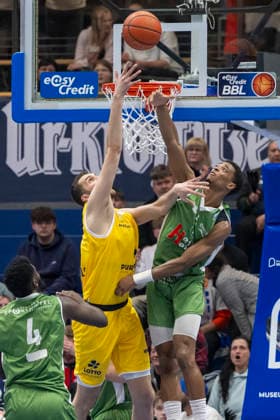 European North Basketball League, ENBL, 2025 2026 Syntainics MBC vs Hefte Helfen Bulls Kapfenberg Weissenfels, Germany 03 February 2026 In the picture from left Kresimir Nikic Weissenfels and Quinton Green Kapfenberg Weissenfels Stadthalle Weissenfels Sachsen Anhalt Germany