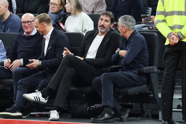 Alex Mumbru Head Coach German National Basketball Team with Herbert Hainer FC Bayern Muenchen, President , GER, FC Bayern Basketball vs Paris Basketball, Basketball, Euroleague, Matchday 26, Season 2025 2026, 03 02 2026, GER, FC Bayern Basketball vs Paris Basketball, Basketball, Euroleague, Matchday 26, Season 2025 2026, 03 02 2026 Muenchen Copyright: xEibner-Pressefoto JennixMaulx EP_JML