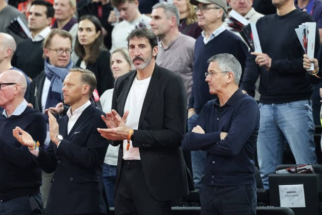 Alex Mumbru Head Coach German National Basketball Team with Herbert Hainer FC Bayern Muenchen, President , GER, FC Bayern Basketball vs Paris Basketball, Basketball, Euroleague, Matchday 26, Season 2025 2026, 03 02 2026, GER, FC Bayern Basketball vs Paris Basketball, Basketball, Euroleague, Matchday 26, Season 2025 2026, 03 02 2026 Muenchen Copyright: xEibner-Pressefoto JennixMaulx EP_JML