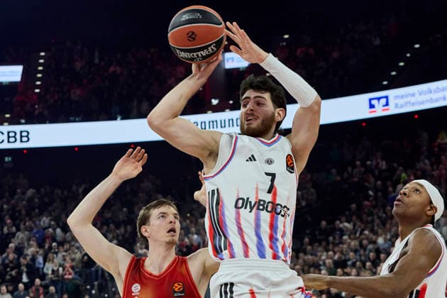 Turkish Airlines EuroLeague Basketball, FC Bayern Munich Basketball vs Paris Basketball, Munich FC Bayern Basketball, Munich FC Bayern Basketball, Paris Basketball, 2026 02 03 in Munich SAP Garden HERRERA Sebastian Paris Basketball Guard Nr7 PBB7 , HOLLATZ Justus FC Bayern Munich Basketball Guard Nr 21 BAY21 sportworld München SAP Garden Bayern Deutschland