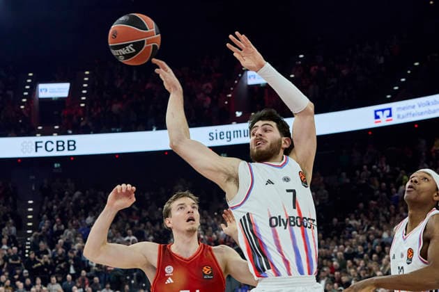 Turkish Airlines EuroLeague Basketball, FC Bayern Munich Basketball vs Paris Basketball, Munich FC Bayern Basketball, Munich FC Bayern Basketball, Paris Basketball, 2026 02 03 in Munich SAP Garden HERRERA Sebastian Paris Basketball Guard Nr7 PBB7 , HOLLATZ Justus FC Bayern Munich Basketball Guard Nr 21 BAY21 sportworld München SAP Garden Bayern Deutschland