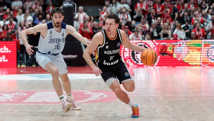 In the picture from left Guillem Vives Joventut Badalona, 16 against Brae Ivey Wuerzburg Baskets, 11 03 02 2026, Fitness First Wuerzburg Baskets vs Joventut Badalona, Basketball Champions League, Round of 16, Group K, Matchday 3, Germany, 97072, tectake Arena Wuerzburg, Copyright: HMBxMedia xJulienxBecker