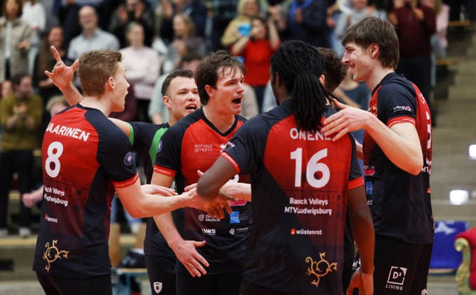 03 02 2026, Germany, Ludwigsburg, Volleyball Barock Volleys MTV Ludwigsburg vs Haching Munich, f l Tomi Saarinen, Jeffrey Klok, Adrian Mol, Nyherowo Omene and Jan Huber LB cheering